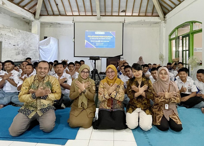 Tembus Bursa Kerja Global, Dosen Untidar Magelang Latih Siswa SMK Secang Optimasi LinkedIn