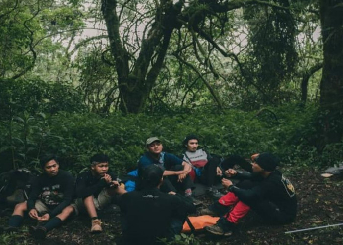 Para Pendaki yang Beristirahat di Pos 4 Samarantu