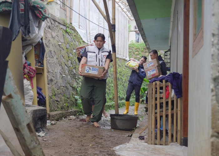 Tanggap Bencana Longsor Cisarua Kabupaten Bandung, BRI Peduli Salurkan Bantuan Bagi Warga Terdampak