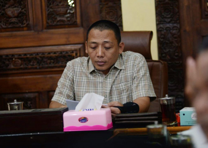 Anggota DPRD Kabupaten Tegal dari Fraksi PKB Catur Buana Zanbika saat memimpin rapat di ruang Komisi DPRD setempat. Foto: YERI NOVELI/RADAR SLAWI