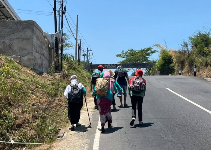 Tradisi Peziarah Jalan Kaki dari Lereng Sumbing ke Makam Mbah Kiai Mangli