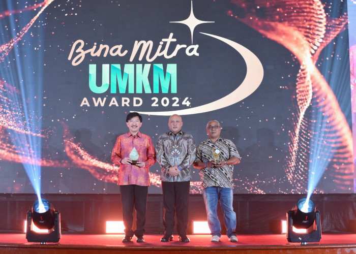 Predikat Gold Berhasil Diraih Smartfren Bina UMKM Awards 2024 Lewat Program Teman UMKM