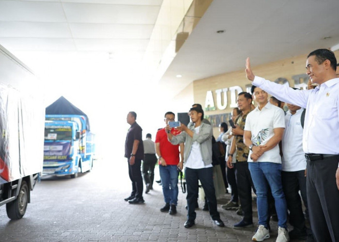 Mentan Amran Kembali Lepas 153 Truk Bantuan Banjir Sumatera