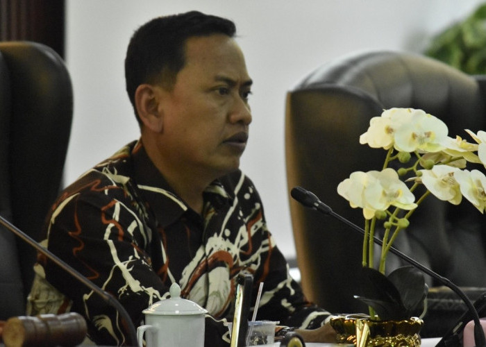 Anggota DPRD Kabupaten Tegal H. Bakhrun saat memimpin audiensi di ruang DPRD setempat, baru-baru ini. Foto: Eri/Magelang Ekspres