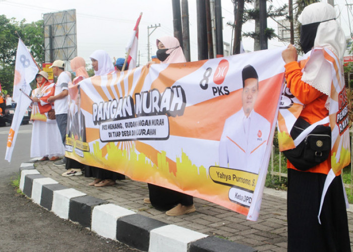 Flashmob Serentak se-Indonesia, PKS Temanggung Terjunkan Caleg Berikan Orasi