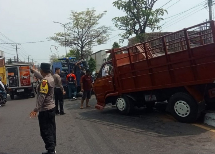 Sopir Truk Terjepit Usai Terlibat Kecelakaan di Depan Bakso Pak Kribo