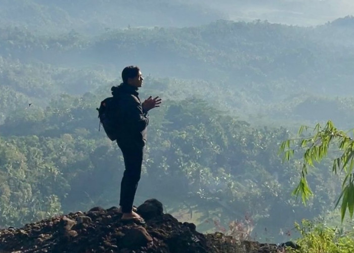 Cukup 5 Menit Mendaki! Watu Bulu Jingkang Purworejo Suguhkan View Maksimal