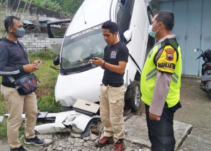 Laka Tunggal di Tegalrejo, Minibus Nyaris Tabrak Rumah