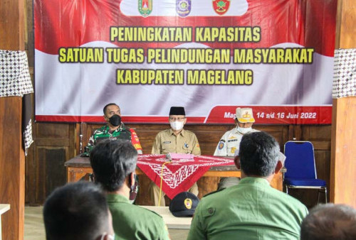 Sekretaris Daerah Kabupaten Magelang Adi Waryanto saat membuka kegiatan peningkatan kapasitas Satgas Linmas Kabupaten Magelang Tahun 2022