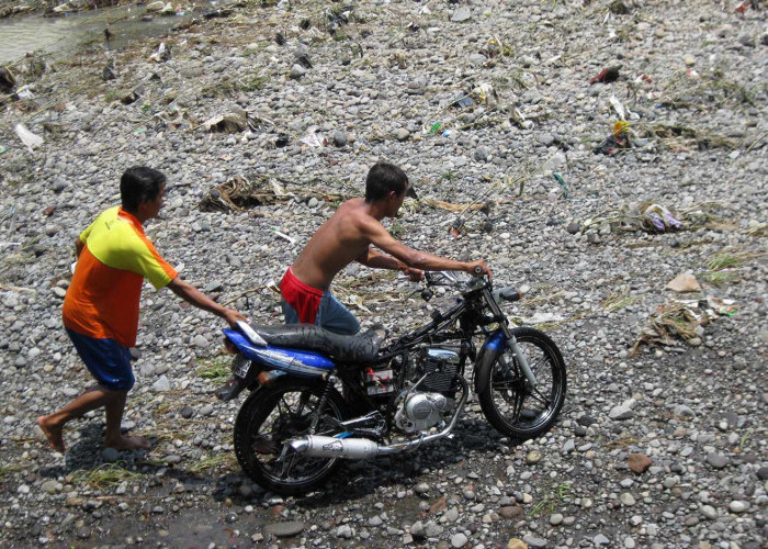 Evakuasi motor saat Jembatan Ngembik terputus