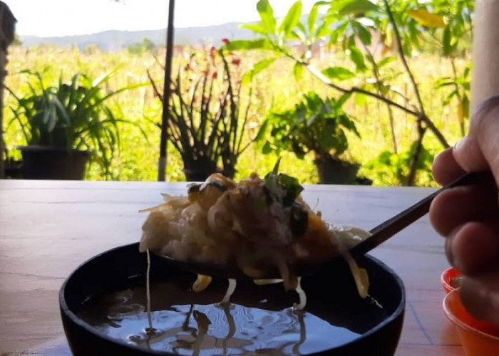 Kulineran 'Mewah' Di Warung Soto Bathok Pakde Muntilan Yang Bikin Ketagihan