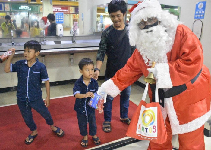 Santa Clause Hadir di Artos Mall, Bagi-Bagi Bingkisan ke Pengunjung Mall