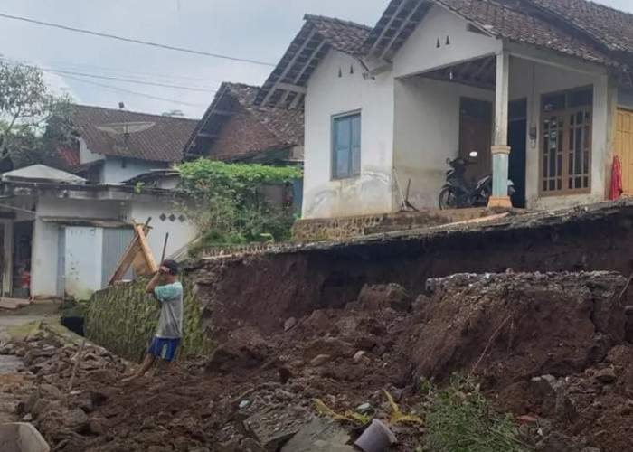 Cuaca Ekstrem Landa Temanggung, Rumah Warga Rusak dan Longsor Terjadi
