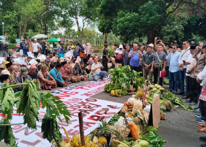 Warga Sambeng Borobudur Bawa Hasil Bumi ke DPRD Magelang Tolak Tambang Tanah Uruk