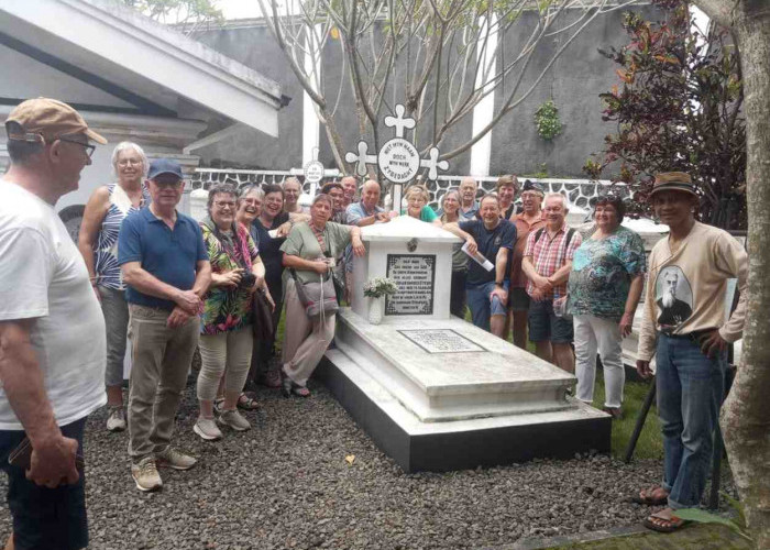 Wisatawan asal Belanda Kunjungi Makam Kerkof Kota Magelang, Napak Tilas Perjuangan Johannes van der Steur