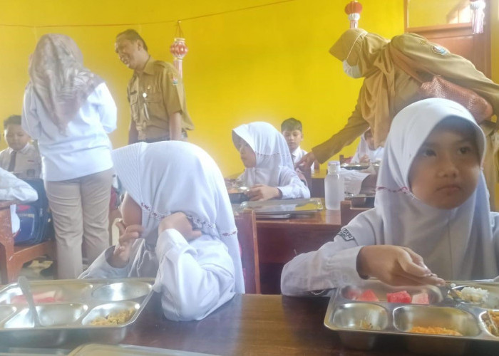 Uji Coba Program Makan Bergizi di Temanggung, 2.742 Siswa Mulai Nikmati Menu Sehat