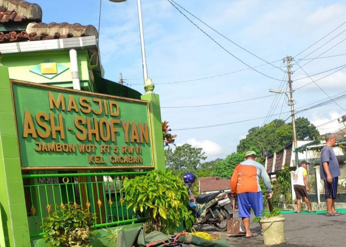 Warga Cacaban Gotong Royong Bersihkan Masjid As Sofyan Sambut Ramadan