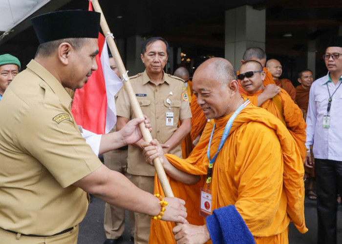 Bawa Misi Perdamaian Waisak 2026, 16 Biksu Thudong Temui Wagub Jateng di Semarang