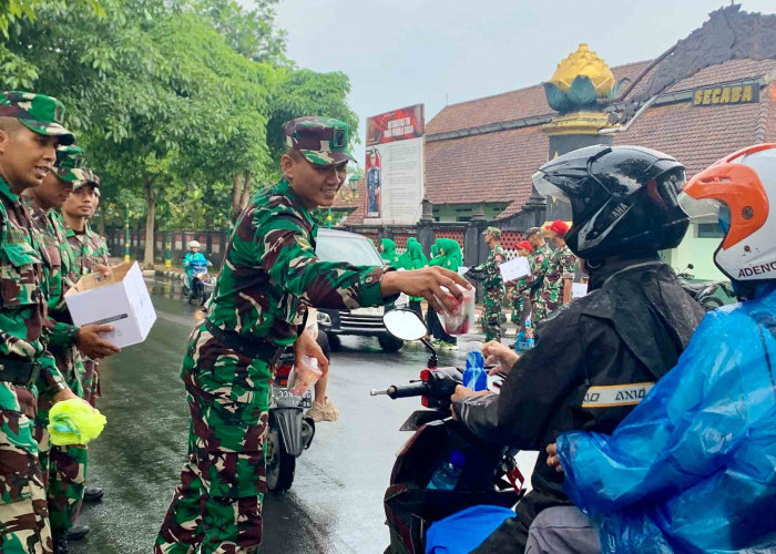 Diguyur Hujan, TNI Secaba Kota Magelang Tetap Semangat Bagikan Ratusan Takjil di Jalanan