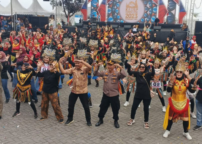 Senam Massal Berpakaian Seni Jadi Penutup Ketep Summit Festival 2023