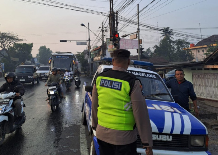 Pemotor Luka Berat Setelah Ditabrak Truk di Simpang Tiga Semen Salam Magelang