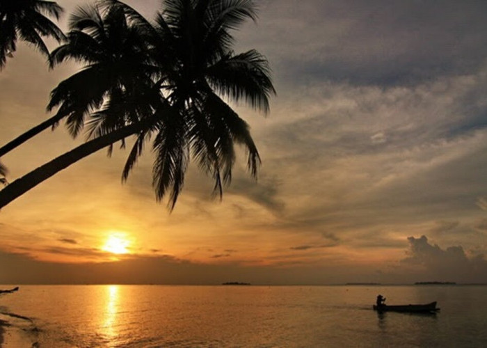 Wisata Jepara Pantai Ujung Gelem Cocok Buat Pemburu Sunset Dilengkapi dengan Pasir Putih