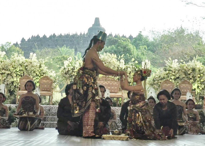 VIRAL! Pernikahan Unik di Borobudur Jadi Tontotan Pengunjung