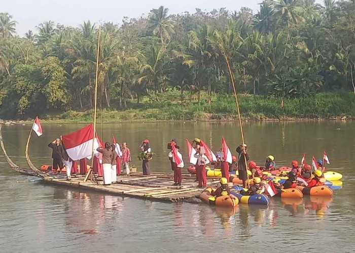 Upacara HUT Ke-80 RI di Desa Sambeng Borobudur Digelar di Atas Getek Sungai Progo