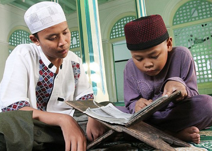 Lebih Utama Setelah Amalan Wajib, Inilah Keutamaan Menuntut Ilmu di Masjid