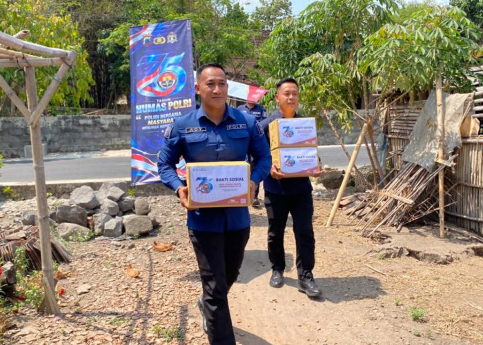 Tak Sekadar Bangun Citra, Humas Polresta Magelang Turun Tangan Bagikan Sembako ke Warga