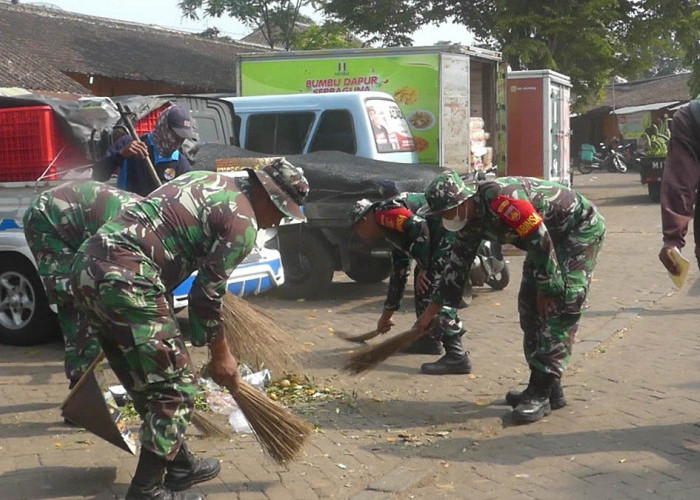 Kodim Temanggung Terjun Langsung Bersihkan Sampah di Pasar Kranggan