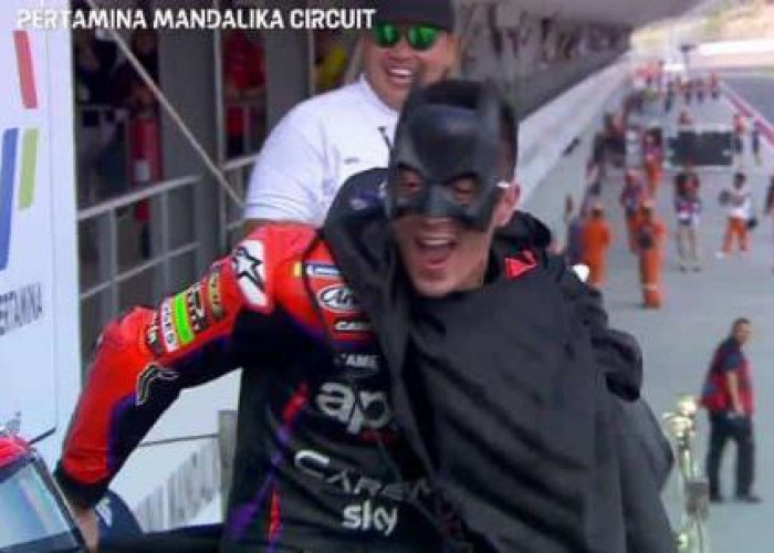 Vinales mengenakan kostum batman