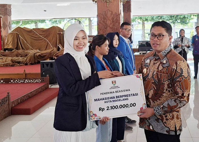 Publikasikan Makalah Tawuran, Mahasiswi Untidar Terima Beasiswa Rp 2,1 Juta dari Pemkot Magelang
