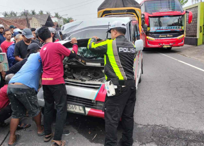 Truk Dump Tabrak Grand Max di U-turn Jembatan Timbang Salam Magelang, Dua Orang Luka