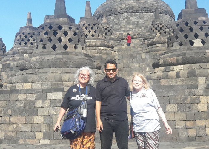Pemandu wisata ramah dari Borobudur Tours mendampingi turis saat menjelajahi Candi Borobudur