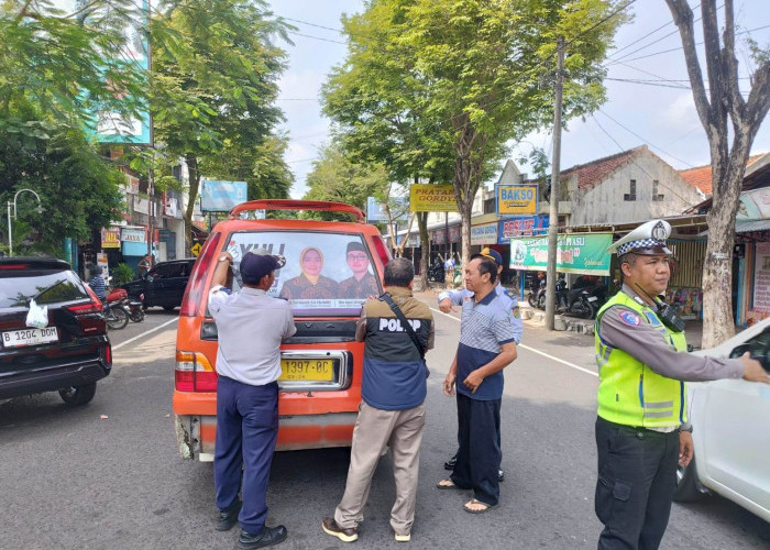 Bawaslu Purworejo Tertibkan Ratusan Stiker Paslon di Angkutan Umum