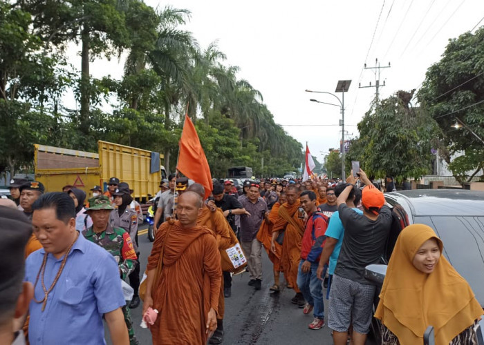 Kota Terakhir, 32 Biksu Thudong Dapat Sambutan Meriah Masyarakat Magelang