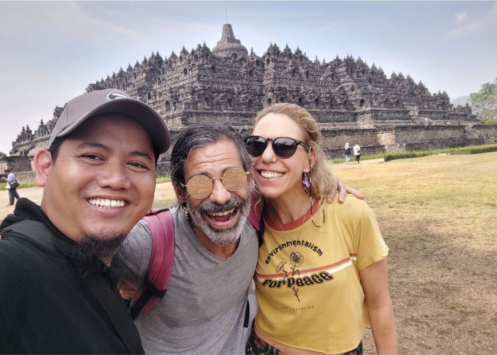 Borobudur Tours membantu menciptakan momen berkesan bersama pasangan, didukung oleh jadwal perjalanan eksklusif yang privat dan santai