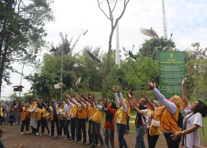 Lions Club Magelang Taruna bersama Anggota DPRD, Marjinugroho, Asisten II Ch Yonas, dan lainnya melepas 50 burung merpati di puncak Gunung Tidar, Jumat, 7 Oktob