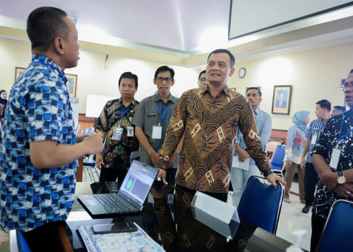 Pantau Posko dan SMAN 3 Semarang, Ahmad Luthfi Pastikan SPMB Jateng Berjalan Lancar
