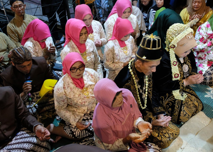 Tradisi Manten Lurah Traji Temanggung, Ritual Sakral 1 Suro yang Diakhiri Rebutan Gunungan dan Air Berkah