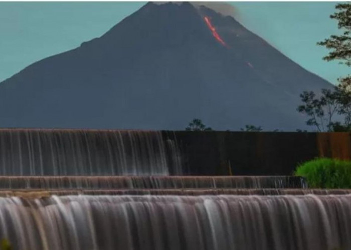 gagahnya gunung merapi yang terlihat dari objek wisata watu nganten mengeluarkan guguran lava