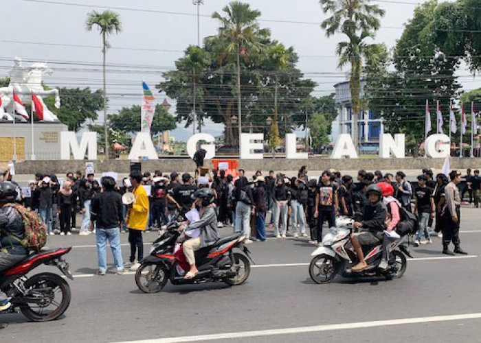 BREAKING NEWS! Mahasiswa Untidar Magelang Unjuk Rasa di Alun-alun Tuntut Jokowi Diadili