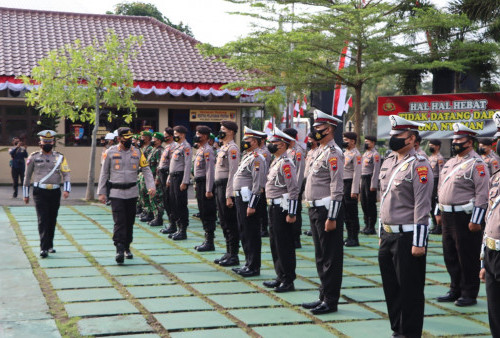 Sejumlah personel perwakilan mengikuti Apel Gelar Pasukan Operasi Patuh Candi 2022 di Halaman Polres Purworejo