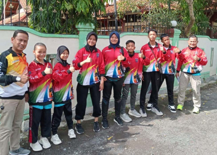 Anggota DPRD Kabupaten Tegal H. Bakhrun melepas kontingen Lemkari untuk mengikuti Popda Jawa Tengah di Semarang, Senin (4/11). Foto: YERI NOVELI/RADAR SLAWI