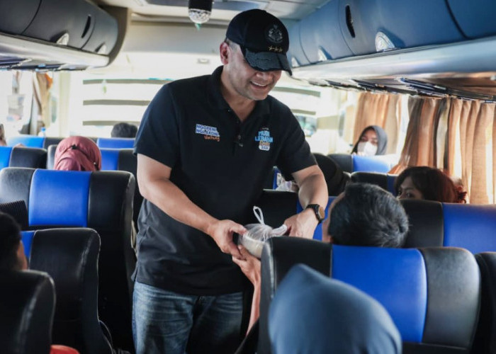 Pedagang Bakso Hadiahi Gubernur Ahmad Luthfi Bakso Saat Mudik Gratis Jateng