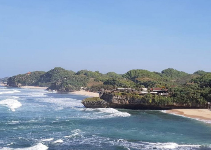 Pantai Drini Yogyakarta, Pantai dengan Keindahan Pulau Karang dan Spot Terbaik Melihat Sunset