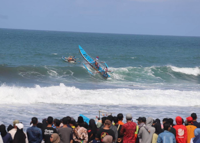 Nelayan Kertojayan Purworejo Larung Kepala Kambing Kendit dalam Sedekah Laut