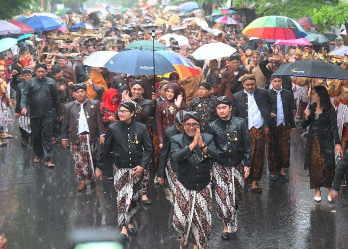 Hujan Deras Tak Surutkan Semangat Boyong Menoreh, Bupati Temanggung Tetap Pimpin Kirab Sakral HUT ke-191