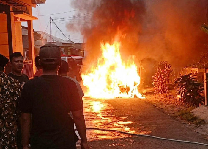 Mobil Terbakar di Pasar Sapuran Wonosobo, Pemilik Alami Luka Bakar 30 Persen Demi Selamatkan Ruko